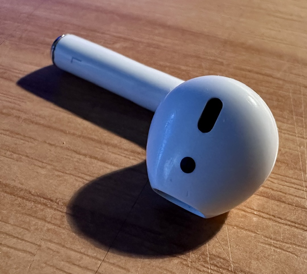 Slucháto AirPods (1. gen) - levé