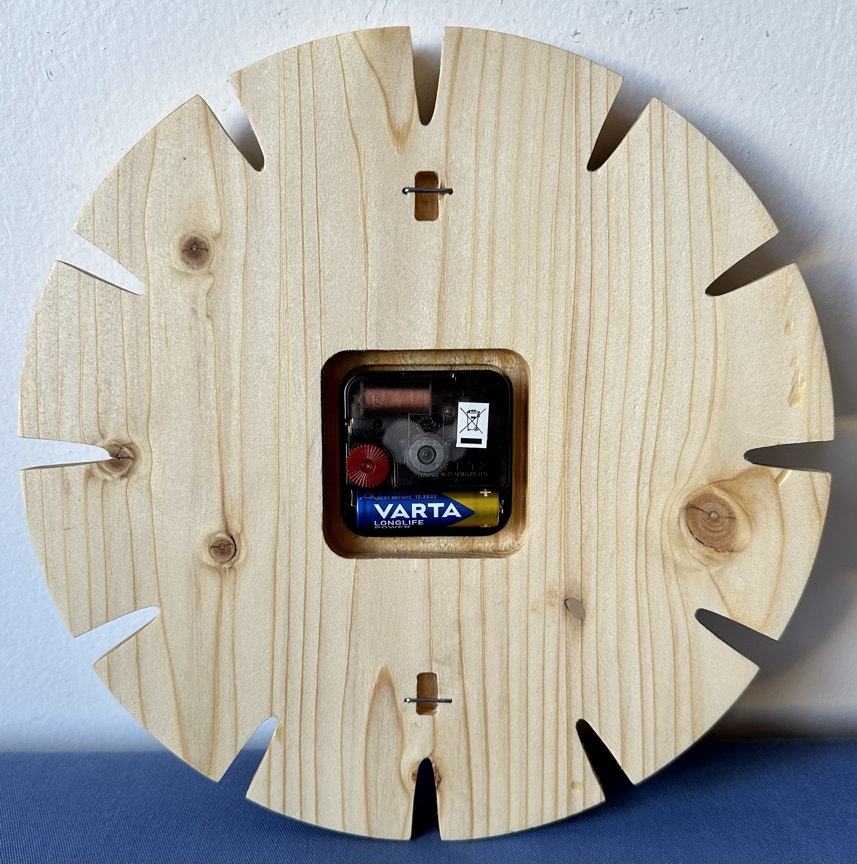 Hodiny kulaté bez číslic 27 cm - dekor olejovaný smrk