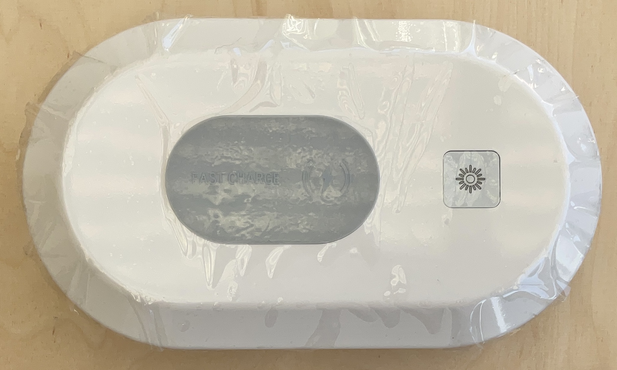 UV sterilizátor a bezdrátový nabíječ pro mobilní telefony