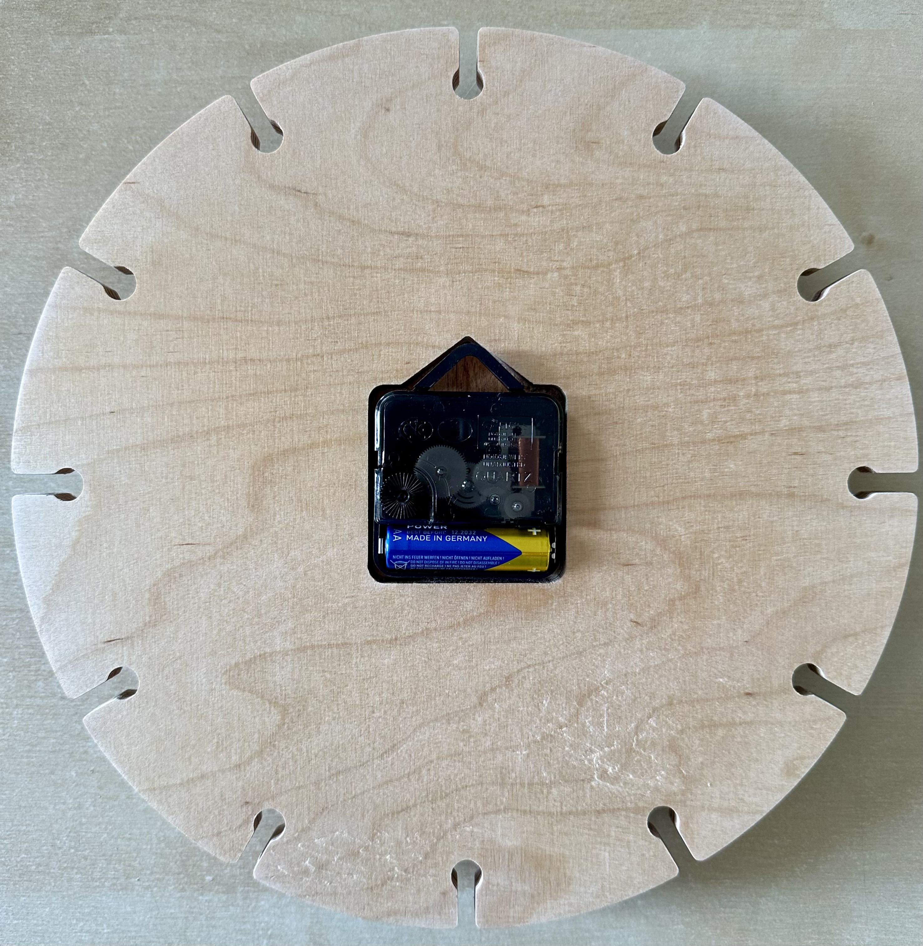 Hodiny kulaté 27 cm - dekor lakovaná broušená bříza