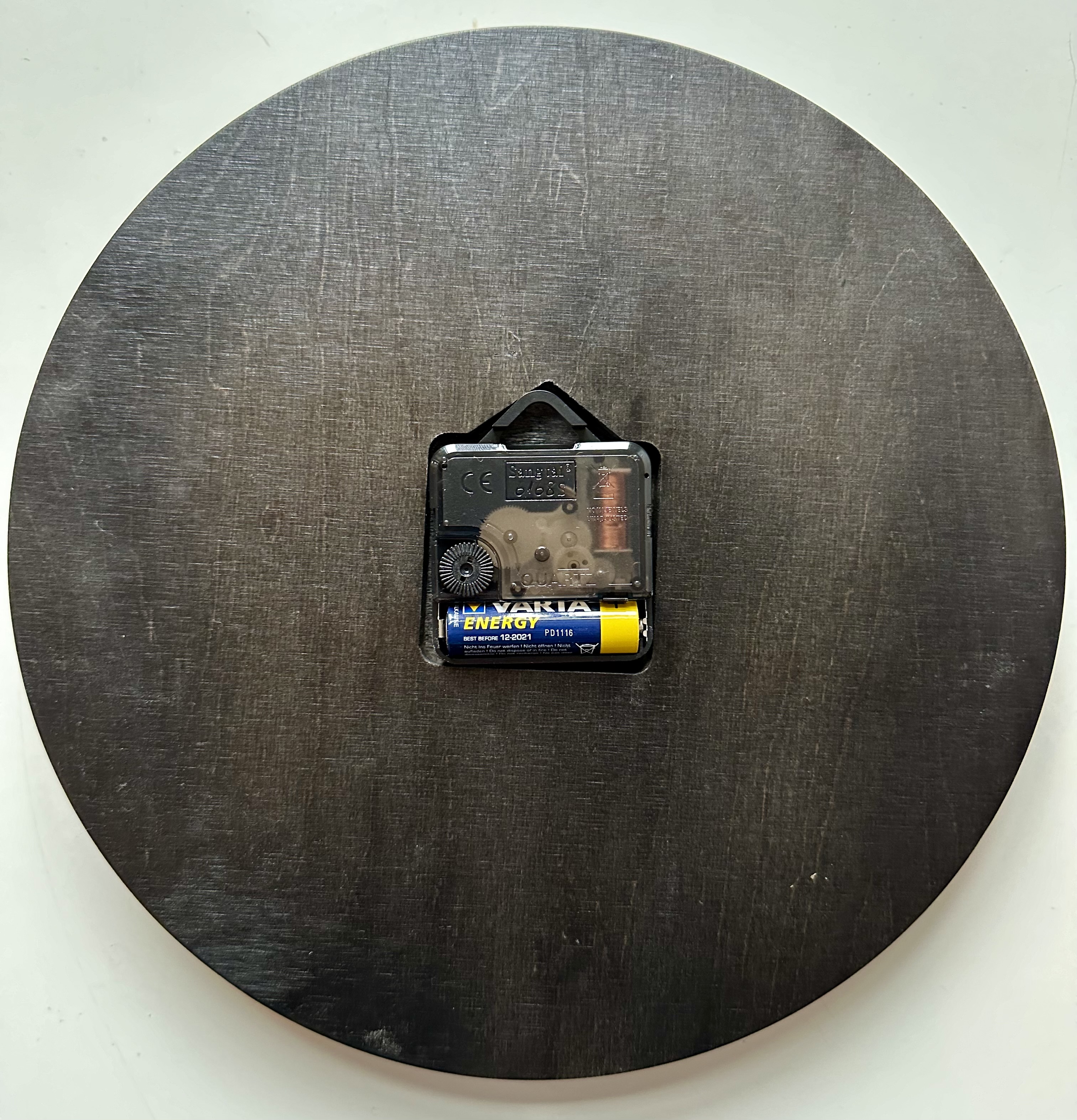 Hodiny kulaté 27 cm - dekor lakovaná broušená bříza s černým podkladem římských číslic