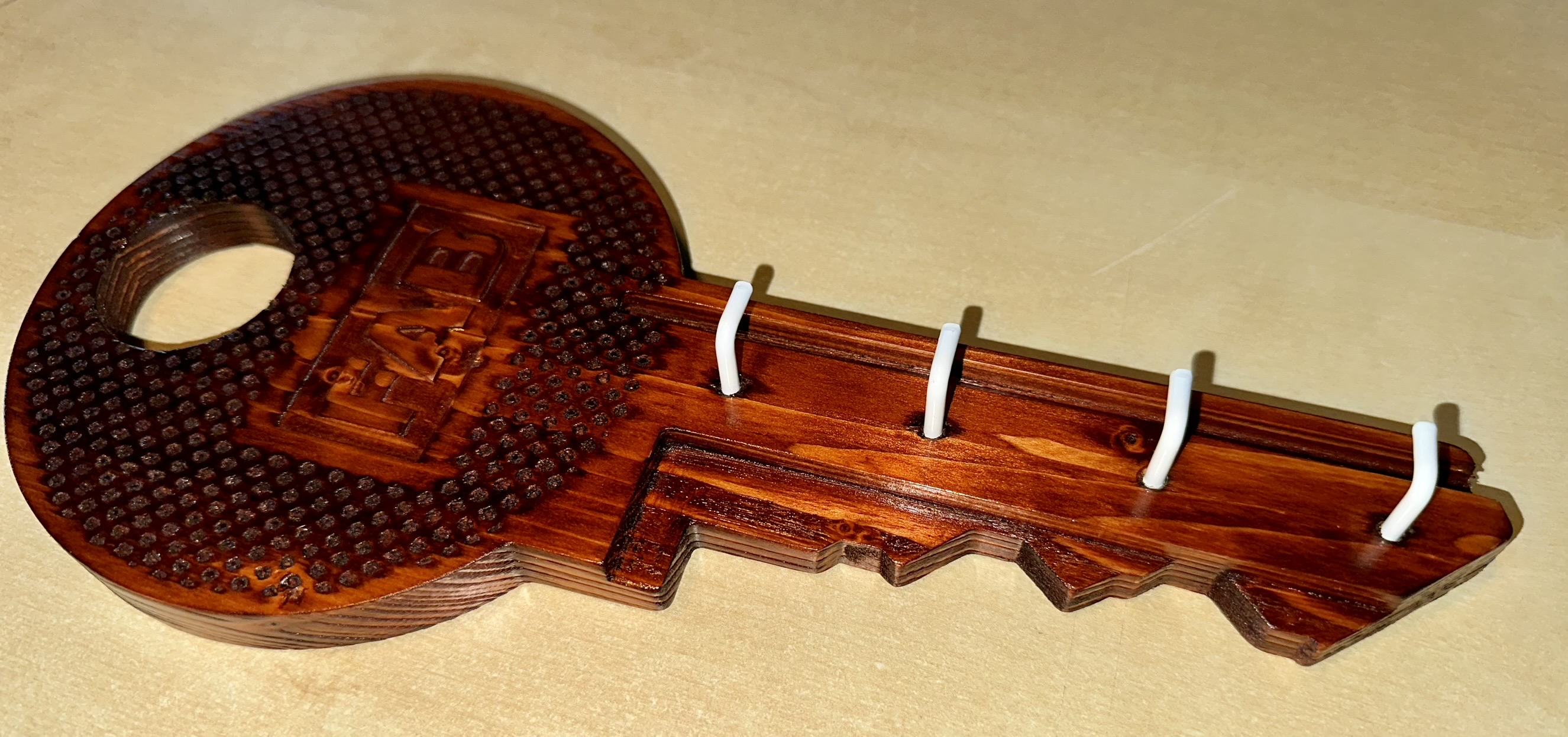 Věšák na klíče - mahagon dekor