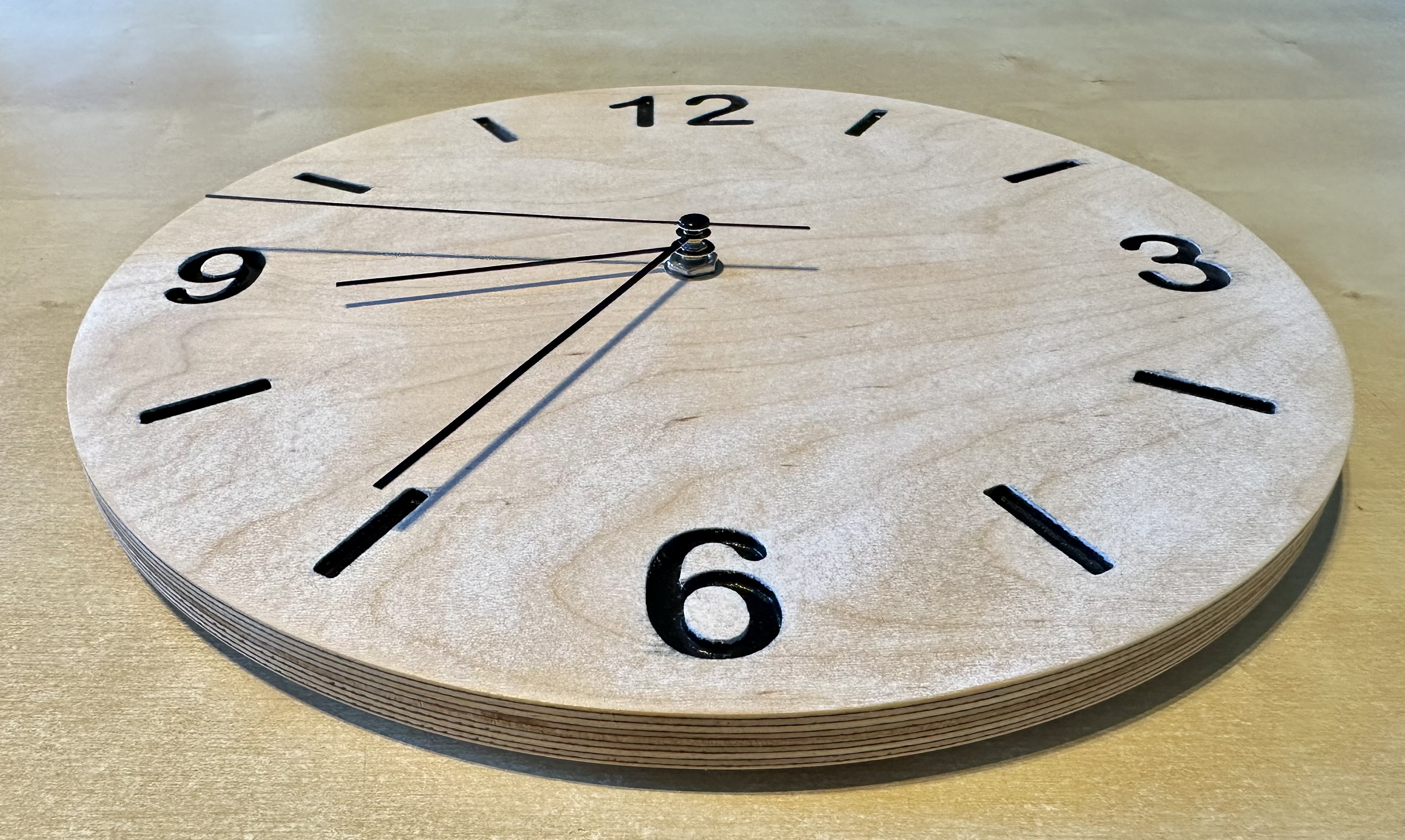 Hodiny kulaté 27 cm - dekor lakovaná broušená bílá barva a bříza