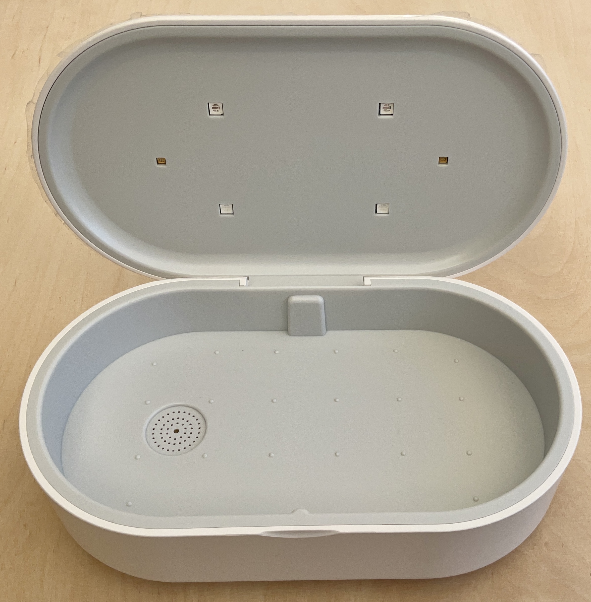 UV sterilizátor a bezdrátový nabíječ pro mobilní telefony