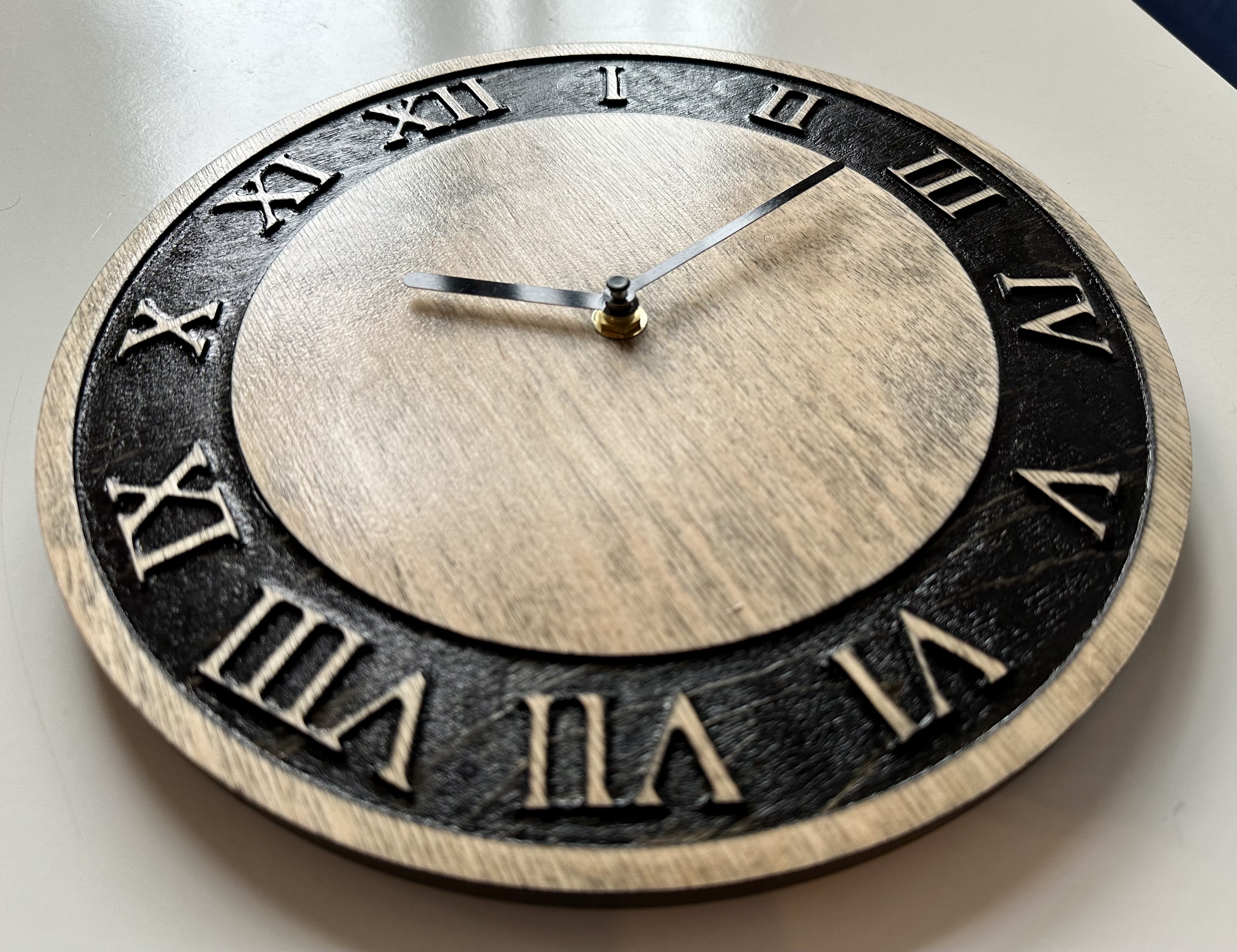 Hodiny kulaté 27 cm - dekor lakovaná broušená bříza s černým podkladem římských číslic