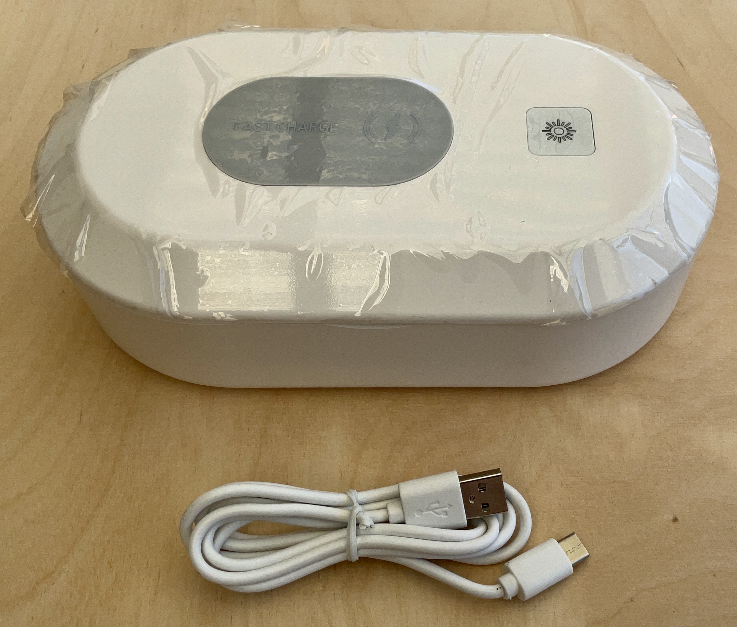 UV sterilizátor a bezdrátový nabíječ pro mobilní telefony