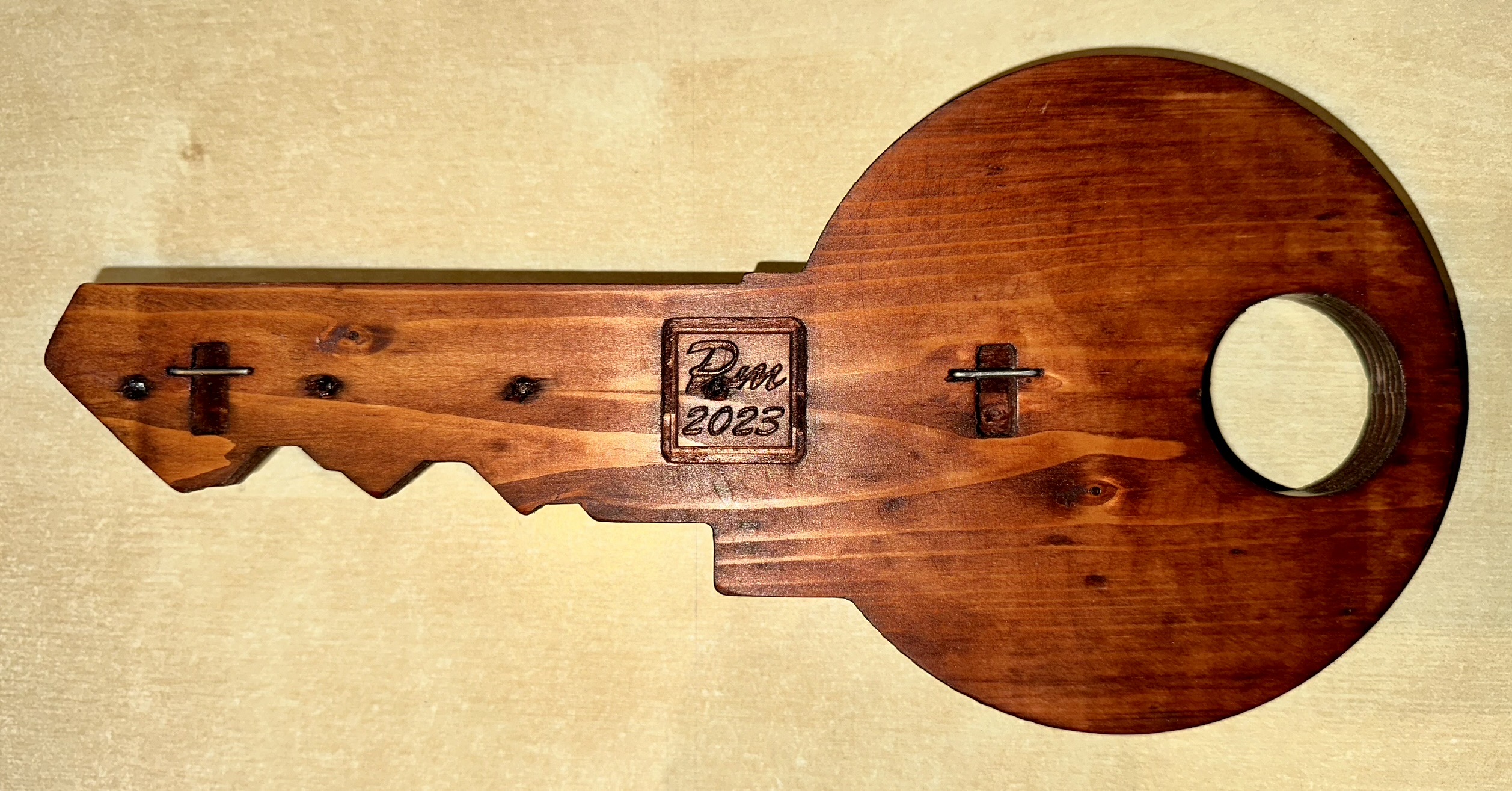 Věšák na klíče - mahagon dekor