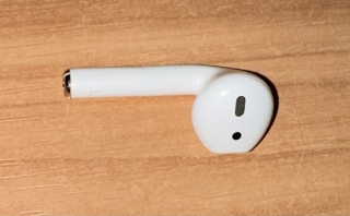 Slucháto AirPods (1. gen) - levé